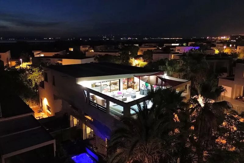 100 meters from the beach, large villa with heated pool and jacuzzi