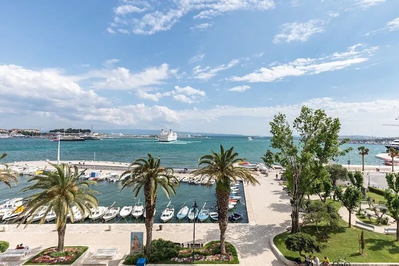 Riva apartment with sea views in the historic center of Split