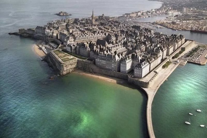 Apartment in Solidor. Calm and comfort. Beach at 50m. South-facing terrace