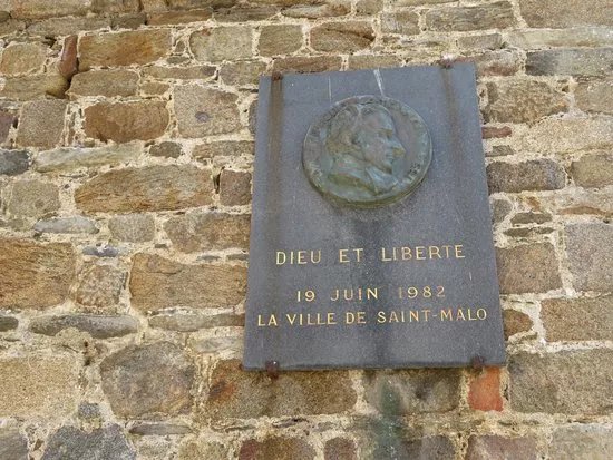 Monument a Felicite de Lammenais