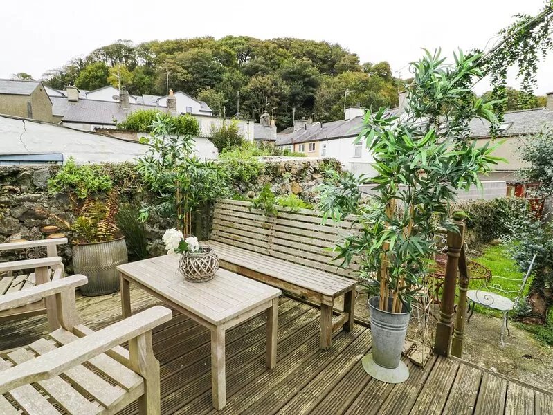 19A KINGSHEAD STREET, pet friendly, with a garden in Pwllheli