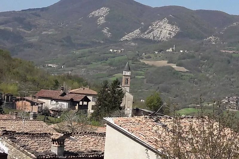 A FINE 2 BEDROOM  STONE HOUSE IN EMILIA