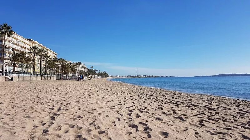 Serene Upmarket Apartment With Views, 450m from Beach, 700m from the Old Town