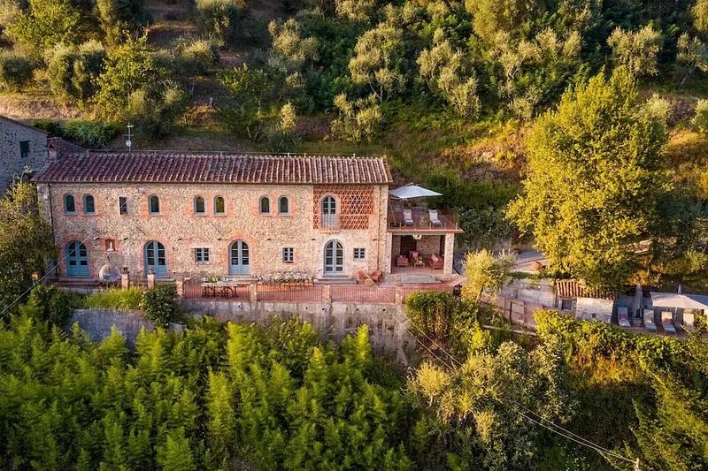 Villa Alice, panoramic stone farmhouse to sleep 10 with pool in Lucca
