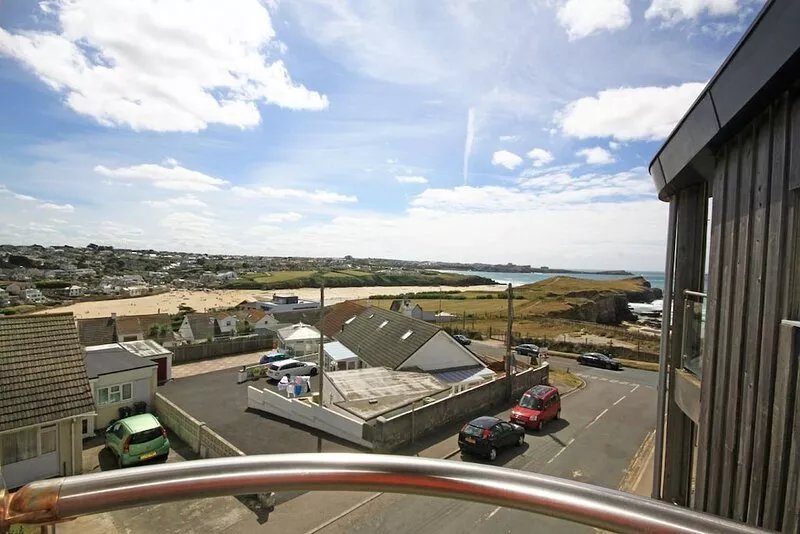 Zenith 16 is a beautiful apartment overlooking Porth Beach