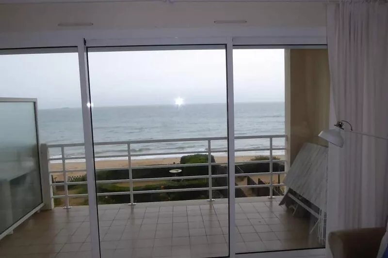 3 room apartment with direct access to Bonne Source beach