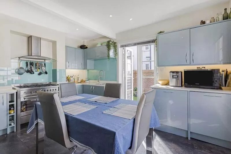 Georgian 4 bed historic house,100m City Centre w/ garden & free private parking