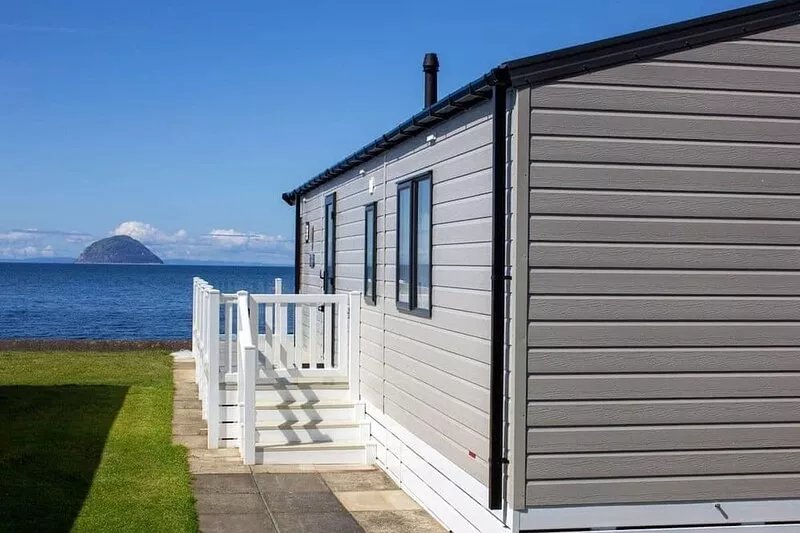 Modern, contemporary holiday home facing the sea.