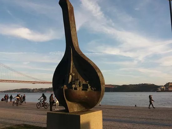 Estatua da Guitarra na Proa