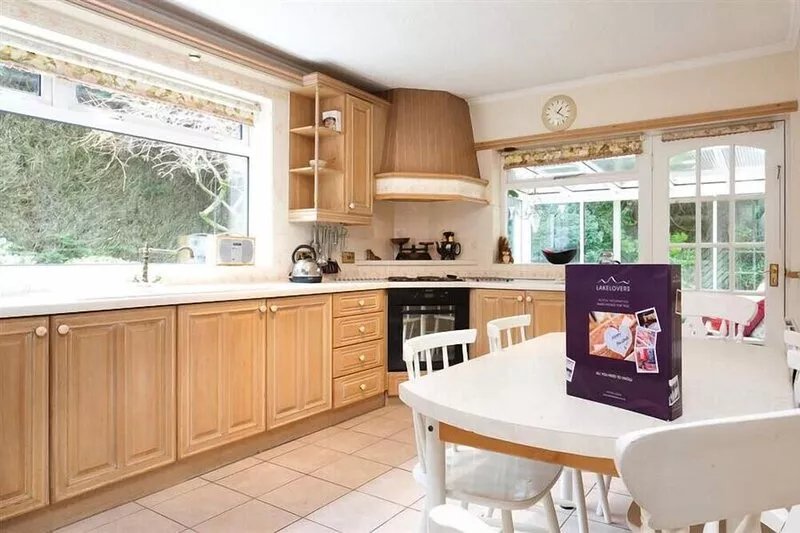 NUTWOOD, pet friendly, with open fire in Lakeside