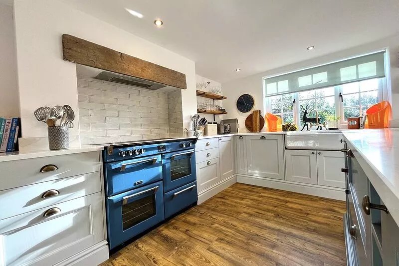 OLD POST OFFICE, pet friendly, with hot tub in Sherborne
