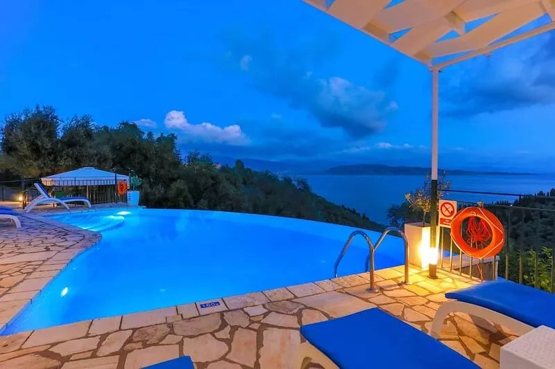 Villa Regina: Beautiful stone villa with panoramic sea views located above Agni