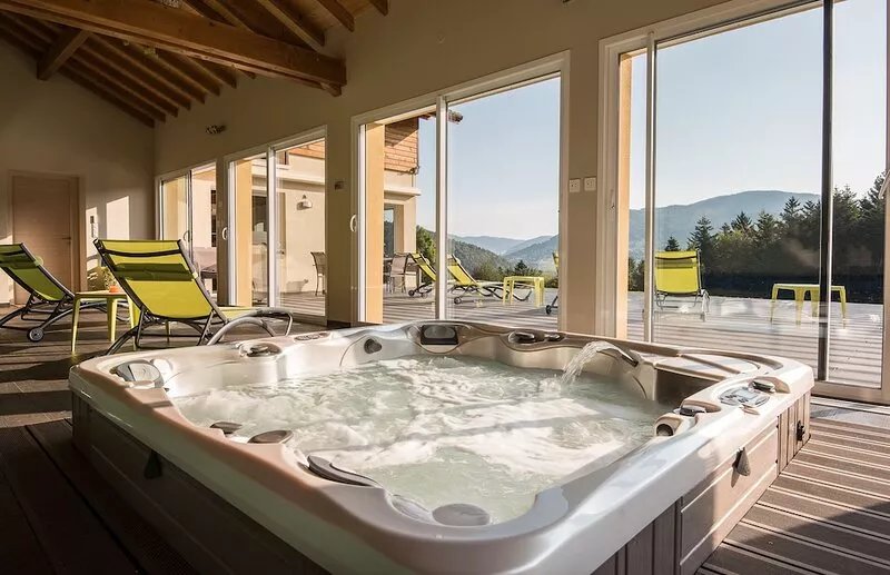 mountain villa with pool and Jacuzzi for relaxation with family or friends!