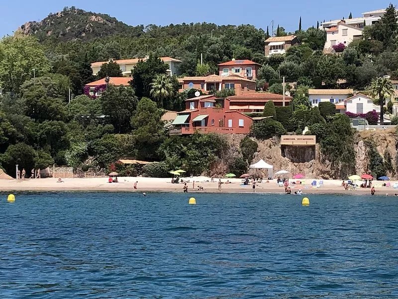 Stunning sea views, walk to beach, shared pool, peaceful area near Cannes, wi-fi