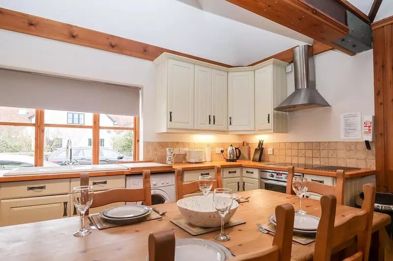 3 HOME FARM SOUTH, pet friendly, with a garden in Lyme Regis