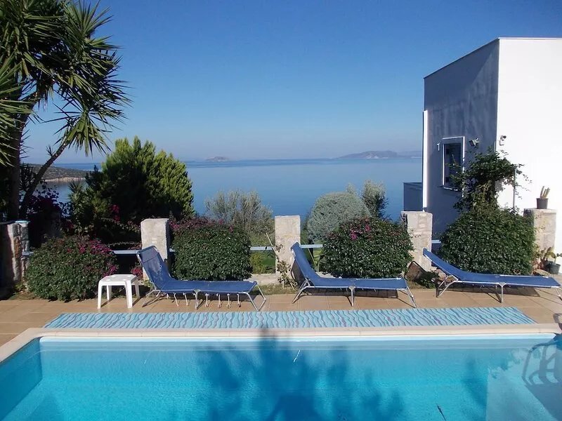 Beautiful 3 bedroom villa with pool and spectacular sea views