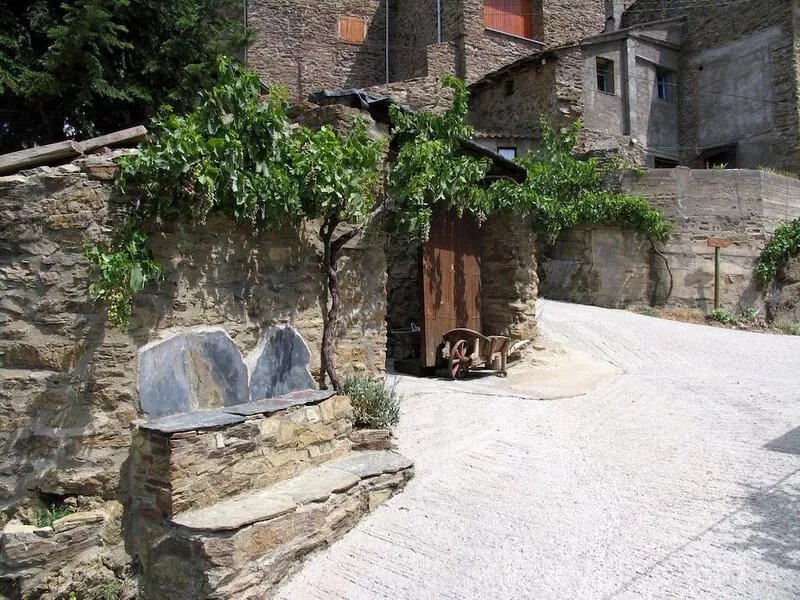 Panoramic views. In a small village in the Pyrenees. Private barbecue.