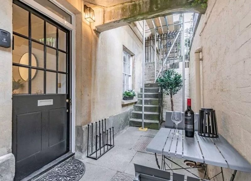 Listed luxury apartment in the heart of Cheltenham - free parking!