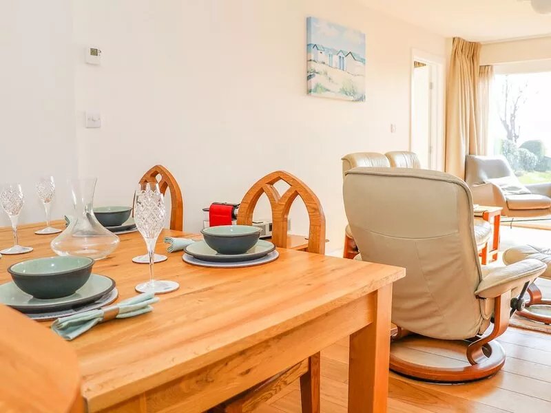 HARBOUR VIEW, MUDEFORD, pet friendly, with a garden in Christchurch