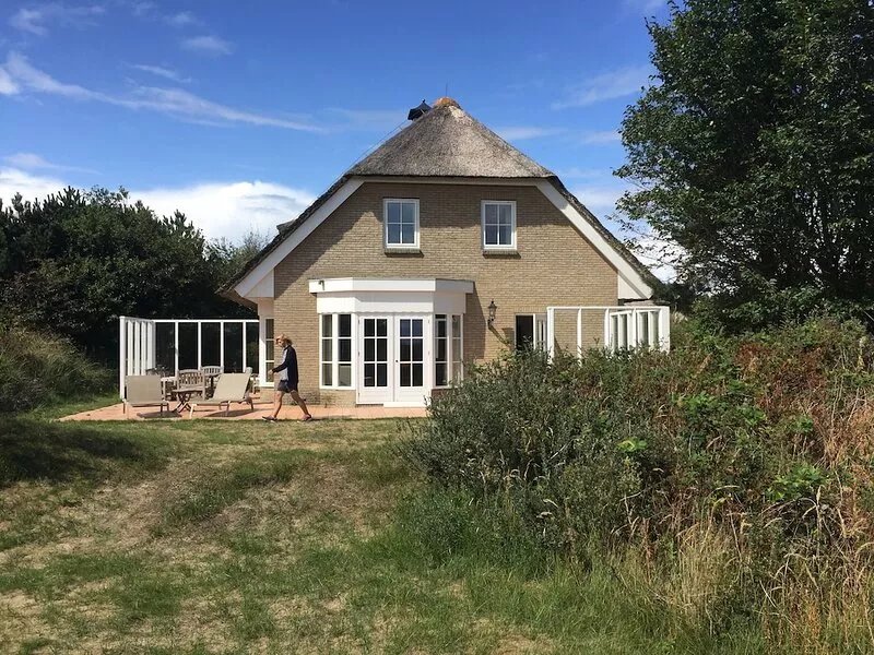 Large, detached cottage, 5 star, near the beach, great views.