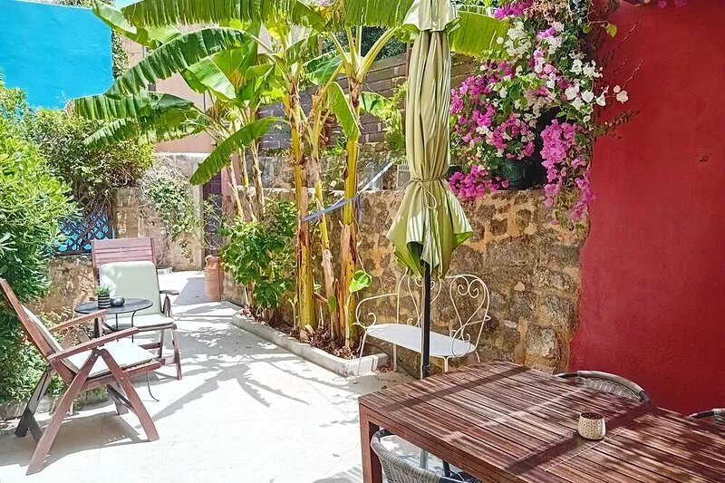 Beautiful Garden, Entire Home in the Old Town