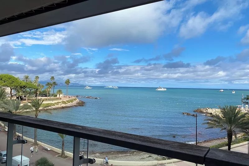 A luxury  apartment with stunning views over the bay of Antibes