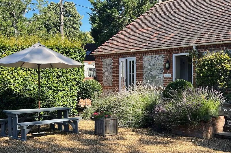 Self catering cottage near Salisbury & Stonehenge with fabulous pub opposite