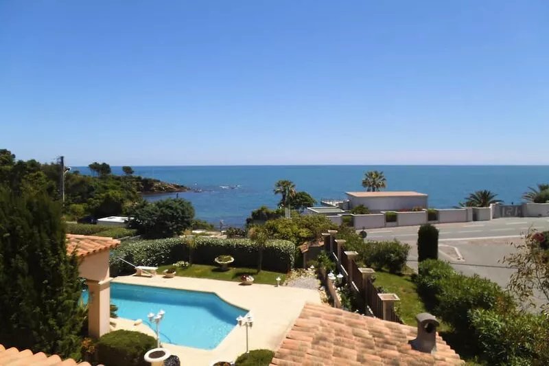 4-room apartment 100m2 in villa with swimming pool, seaside in ST AYGULF (var)