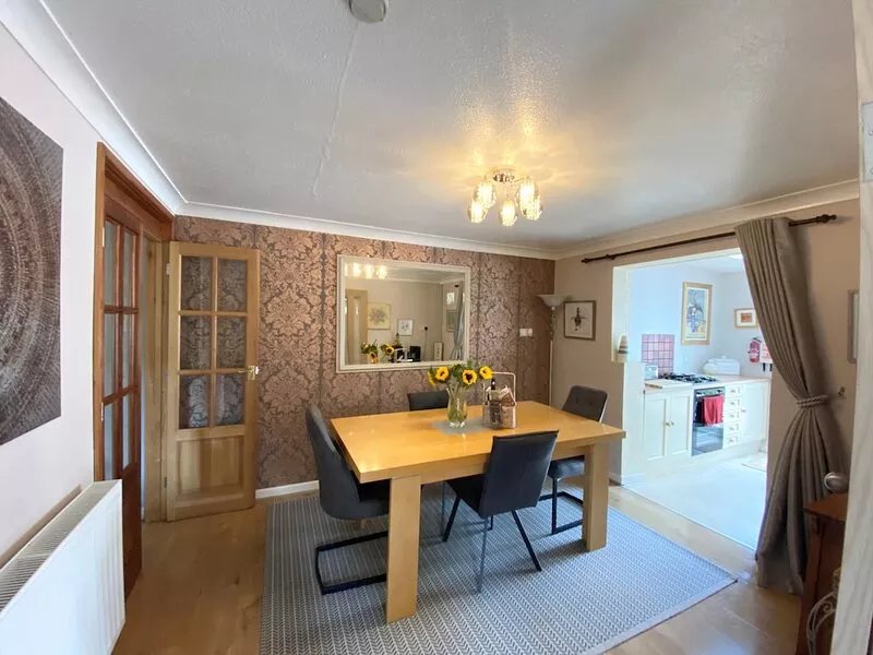 Beautiful Cottage Set In Quiet Location 2 Mins Walk From The Town
