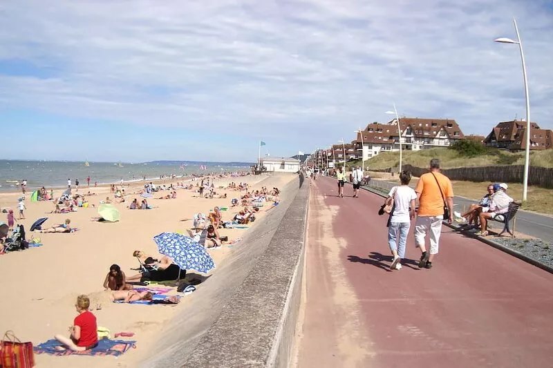 5 Km CABOURG - House with year-round heated private pool