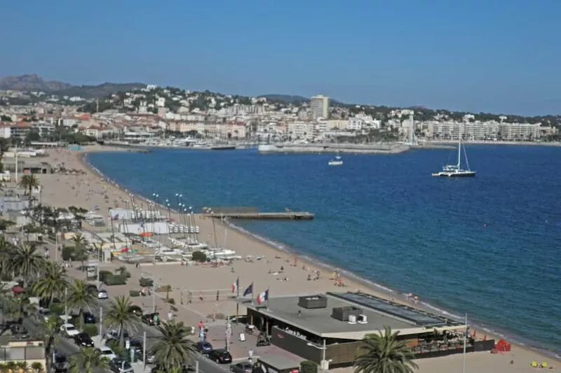 F2 with WATERFRONT VIEWS OF THE MEDITERRANEAN SEA and SAINT-RAPHAEL
