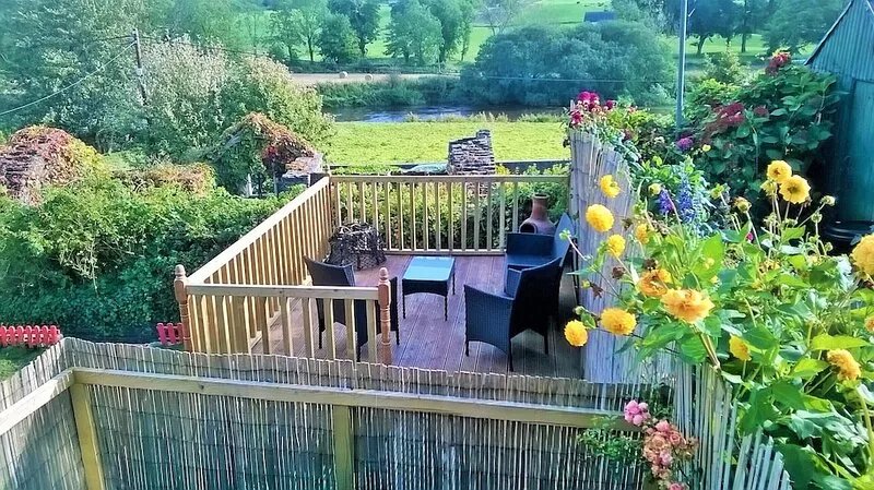 Lovely end of row character cottage with stunning views over the River Teifi