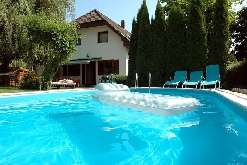 Holiday house for 8 with swimming pool, air-conditioning in silent area