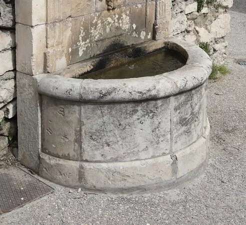 Fontaine Rue Carriero Frederic Mistral