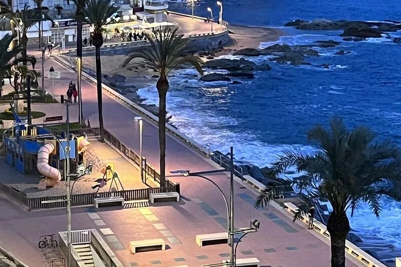 Spacious apartment, with views, bright, renovated and in front on the beach!