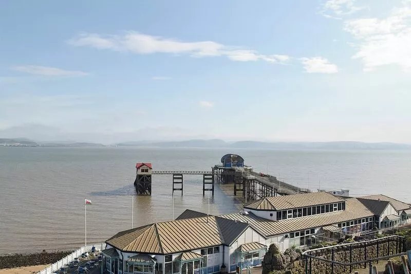 2 bedroom accommodation in Gowerton, Gower