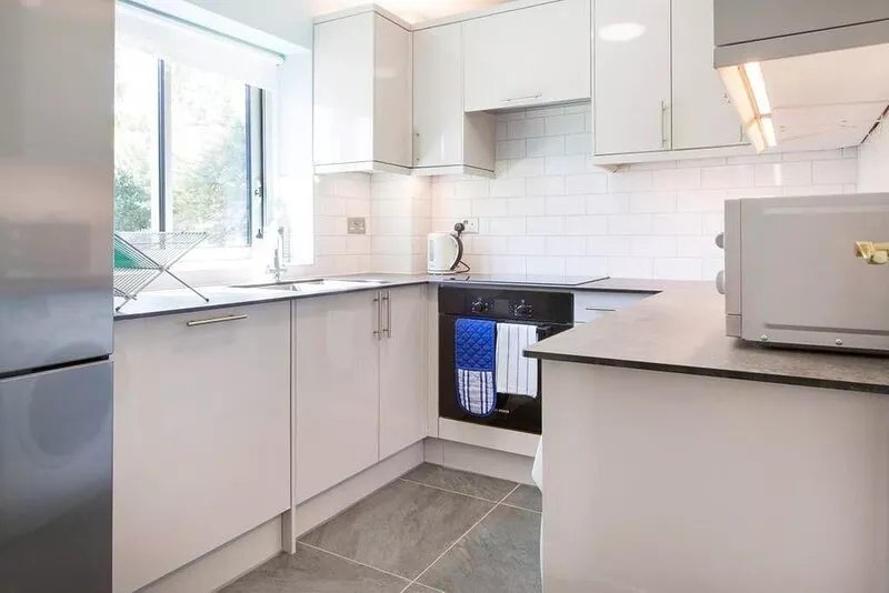 Modern, Warm, Secure and Comfortable Oxford Apartment with easy access to City