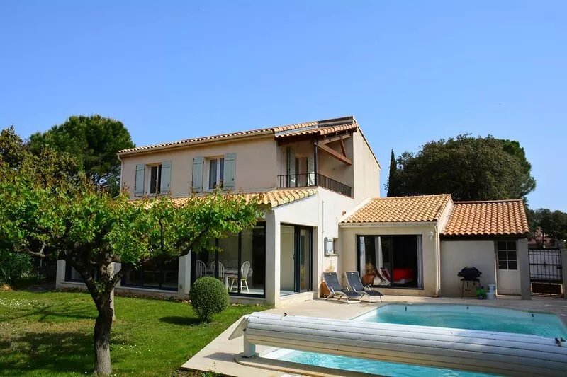 Villa near Avignon, comfortable, garden, swimming pool