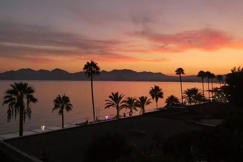 Seafront - attractive 2-room apartment with large balcony