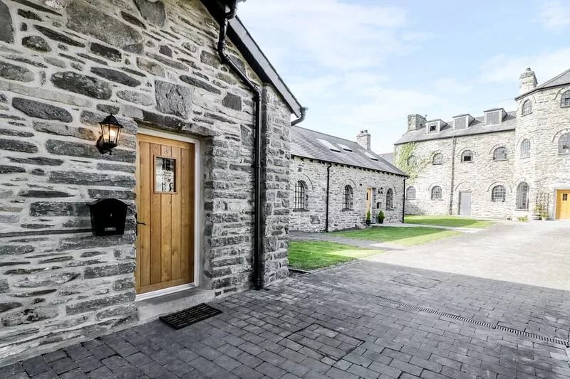 3 BYTHYNNOD YR ARAN, pet friendly, character holiday cottage in Bala