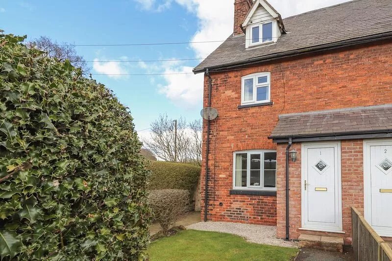 1 ORGANSDALE COTTAGES, family friendly, with open fire in Kelsall