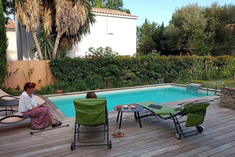 Villa with swimming pool, town center at 5', beaches at 10'.
