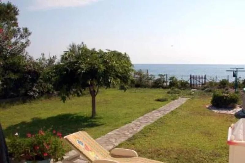 House with garden and direct access to the beach