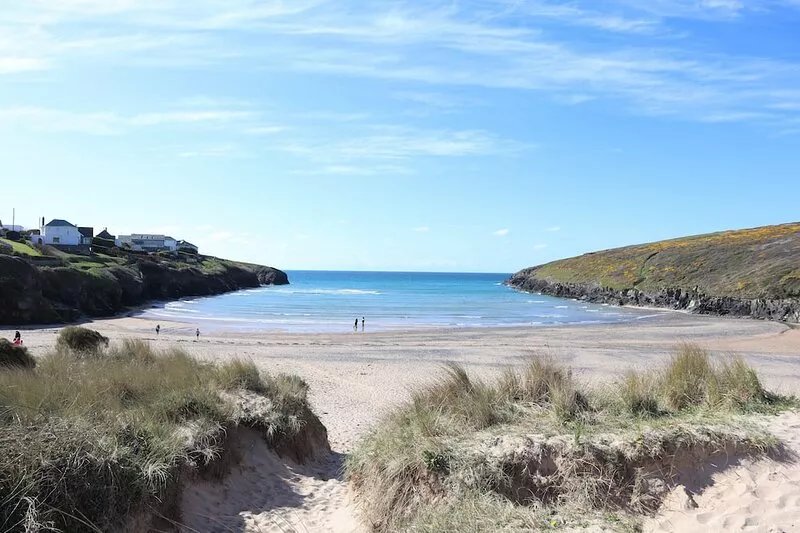 Spacious 6 bed house, 15 walk to Porthcothan Bay with hot tub