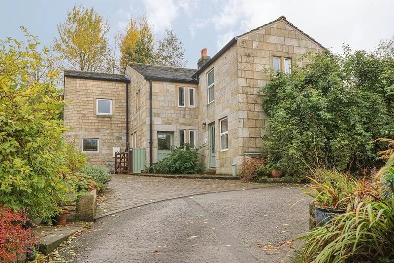 SALTER RAKE GATE COTTAGE, pet friendly, with open fire in Todmorden