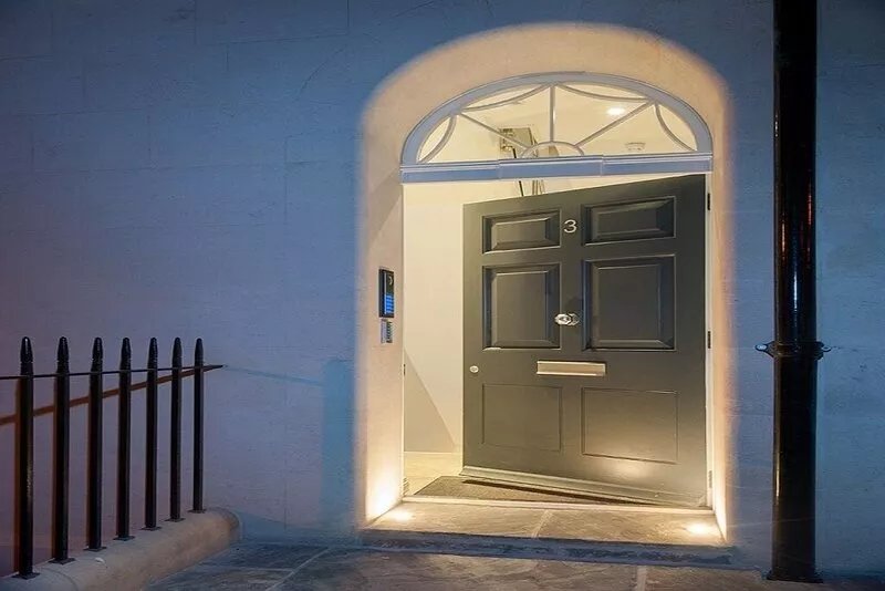 New luxury apartment 5 min walk to the Royal Crescent/centre. Ideal for