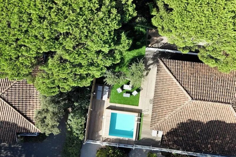 House. Quiet woodland. Garden. Pool. Terrace. Disabled Access. Parking.