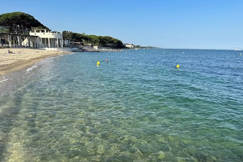 Charming house 100 m from the Golf de Beauvallon and 200 m from the beach.