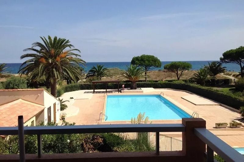 Superb apartment with sea view and swimming pool.Direct beach access.