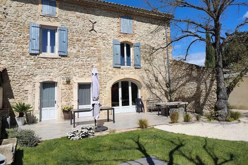 House in the heart of the village, with garden and private swimming pool in